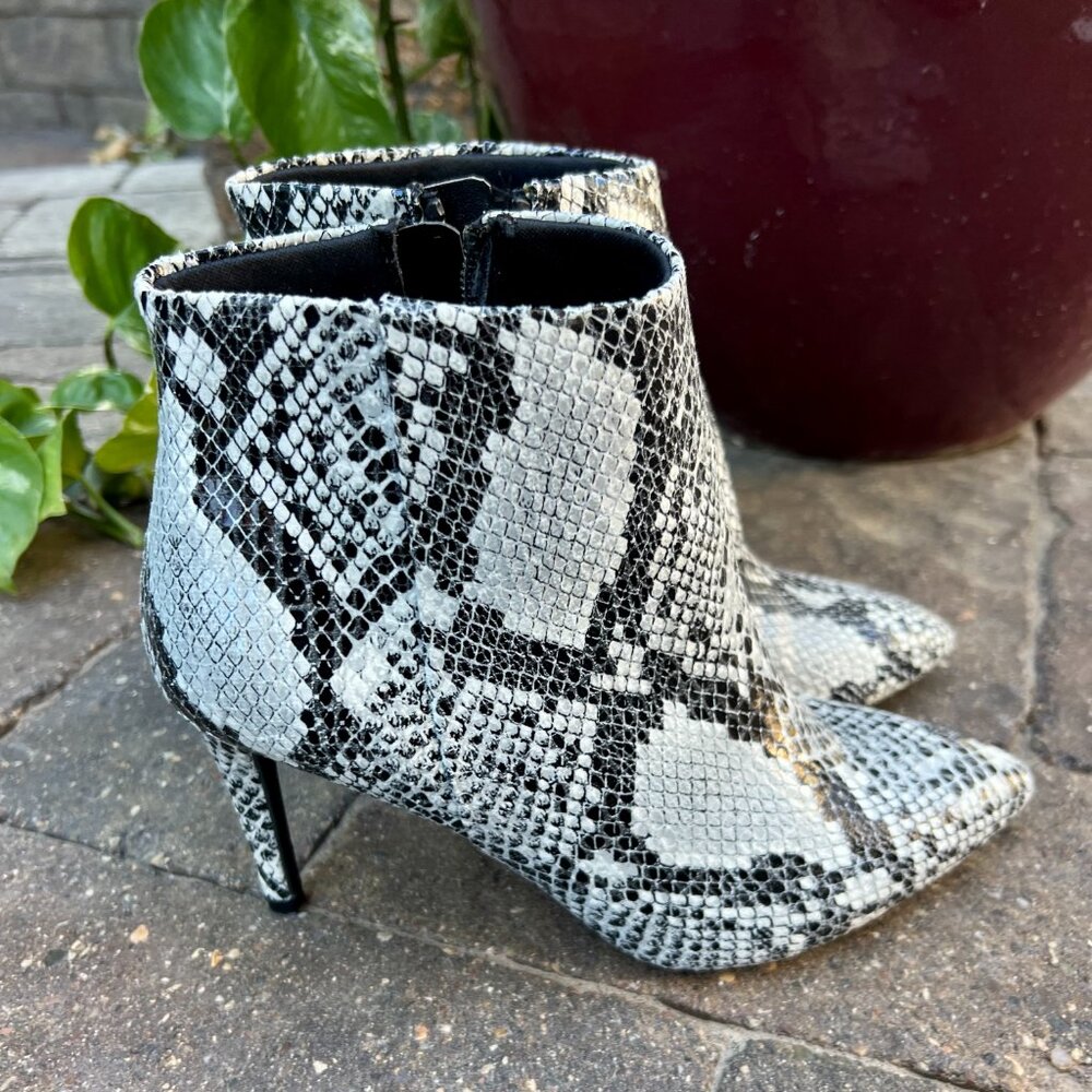 Worthington Snakeskin design bootie heels  size 8